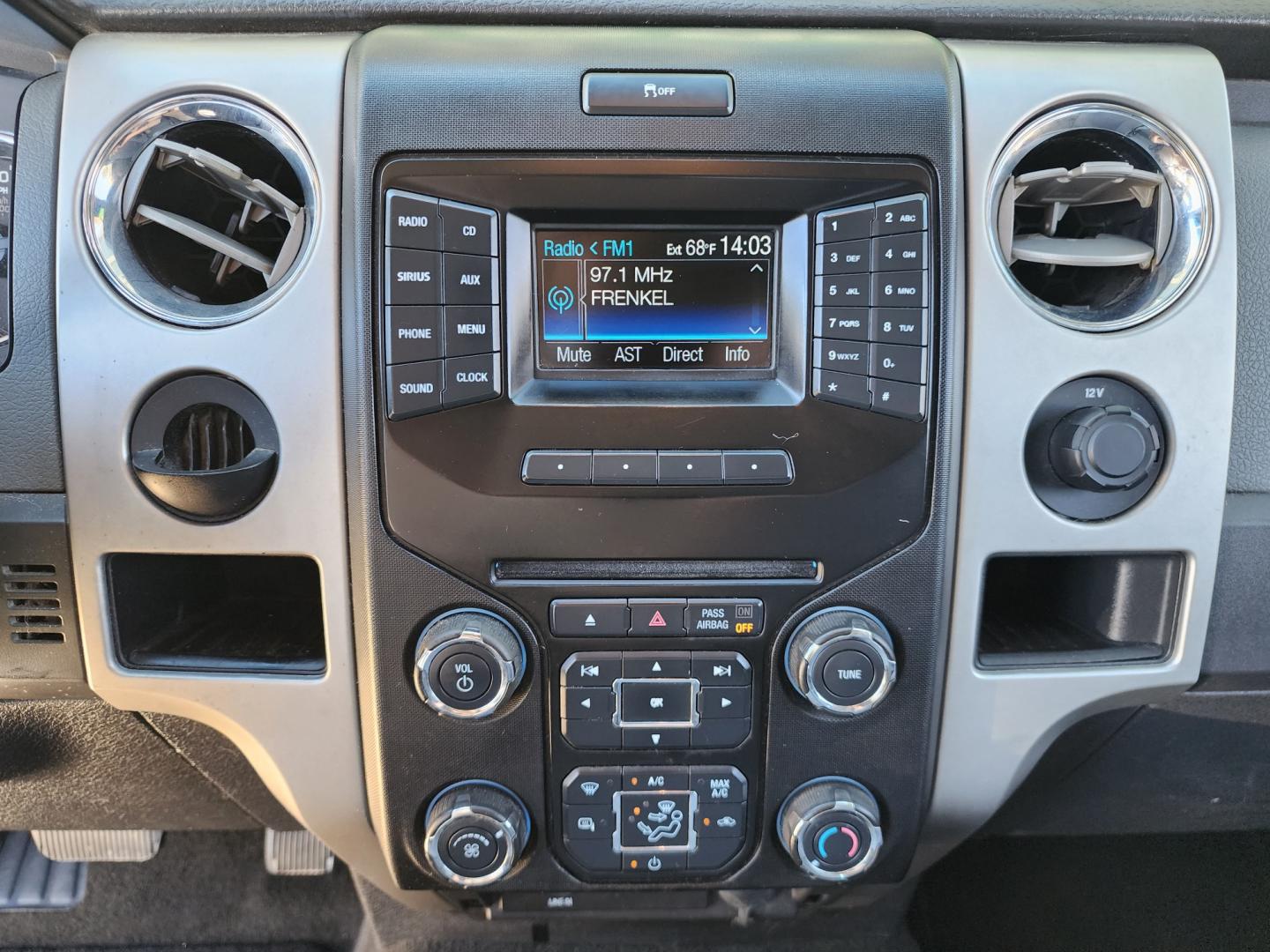 2013 WHITE /GRAY Ford F-150 XLT (1FTEX1CM4DF) with an 3.7L V6 DOHC 24V engine, 6-Speed Automatic transmission, located at 2660 S.Garland Avenue, Garland, TX, 75041, (469) 298-3118, 32.885551, -96.655602 - Welcome to DallasAutos4Less, one of the Premier BUY HERE PAY HERE Dealers in the North Dallas Area. We specialize in financing to people with NO CREDIT or BAD CREDIT. We need proof of income, proof of residence, and a ID. Come buy your new car from us today!! This is a very well cared for 2013 FO - Photo#14